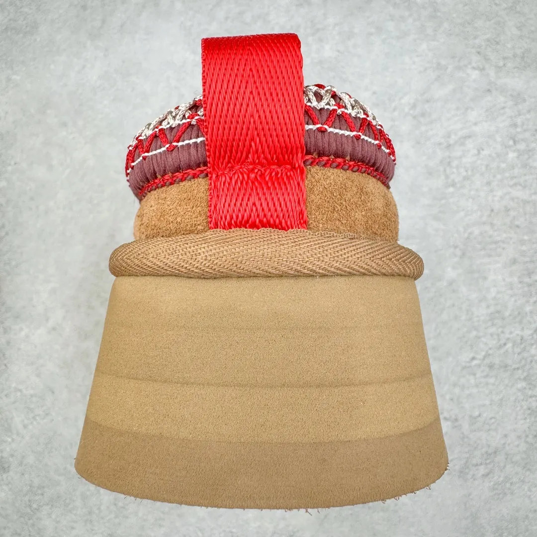 Pick up locally💰520 UGG ethnic style 2553 classic autumn and winter sheep fur all-in-one snow boots. All shoes are made from the same factory as ZP. Longfeng A-grade Australian imported sheep fur all-in-one ethnic style. Brand OEM production line. Fully follow the ZP process. OEM original pattern maker. Adhering to the principle of no original shoes and no development selection. Pay attention to every detail. The most authentic version on the market. TREADLITE "Light Wing" technology outsole. Lightweight/durable/flexible/pile size: 35 36 37 38 39 40 41 42 Coding: by2936060